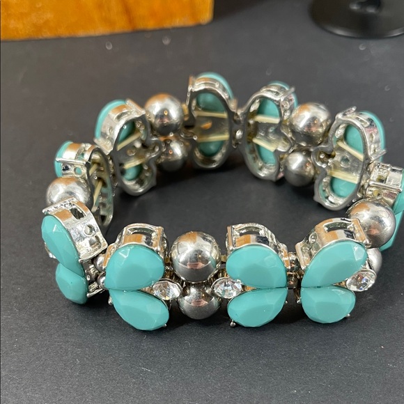 1.17.26-32 Turquoise Cabochons & Silvertone Beads with Glass Stretchy 🦋 Bracelet - Picture 3 of 5